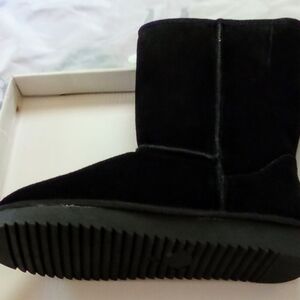 Monroe & Main Women's Classic Ankle Boots